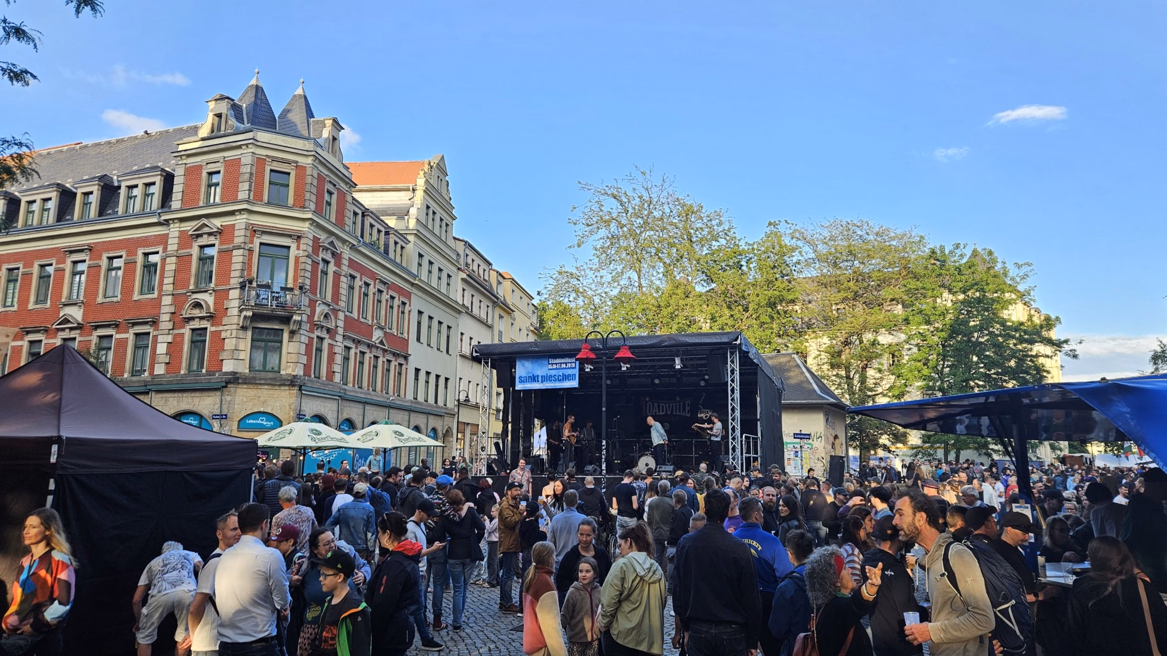 Die Bühne am Konkordienplatz war dicht belagert - Foto: J. Frintert