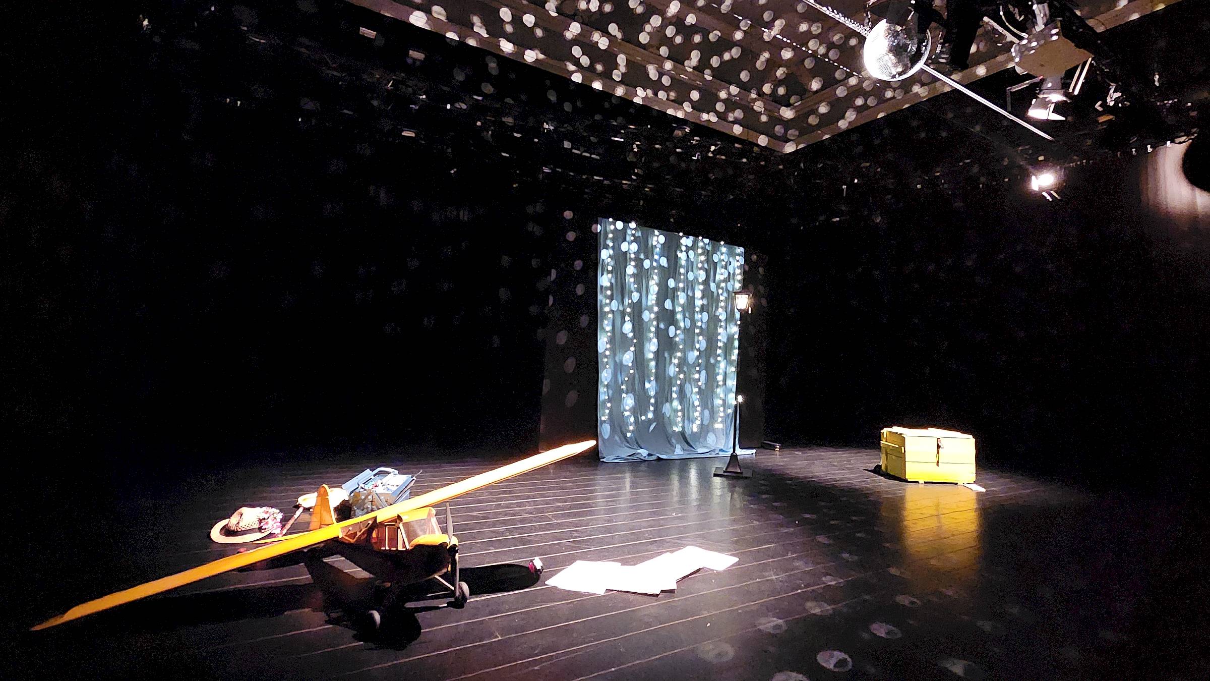 Sparsame Ausstattung auf der Bühne - Foto: J. Frintert