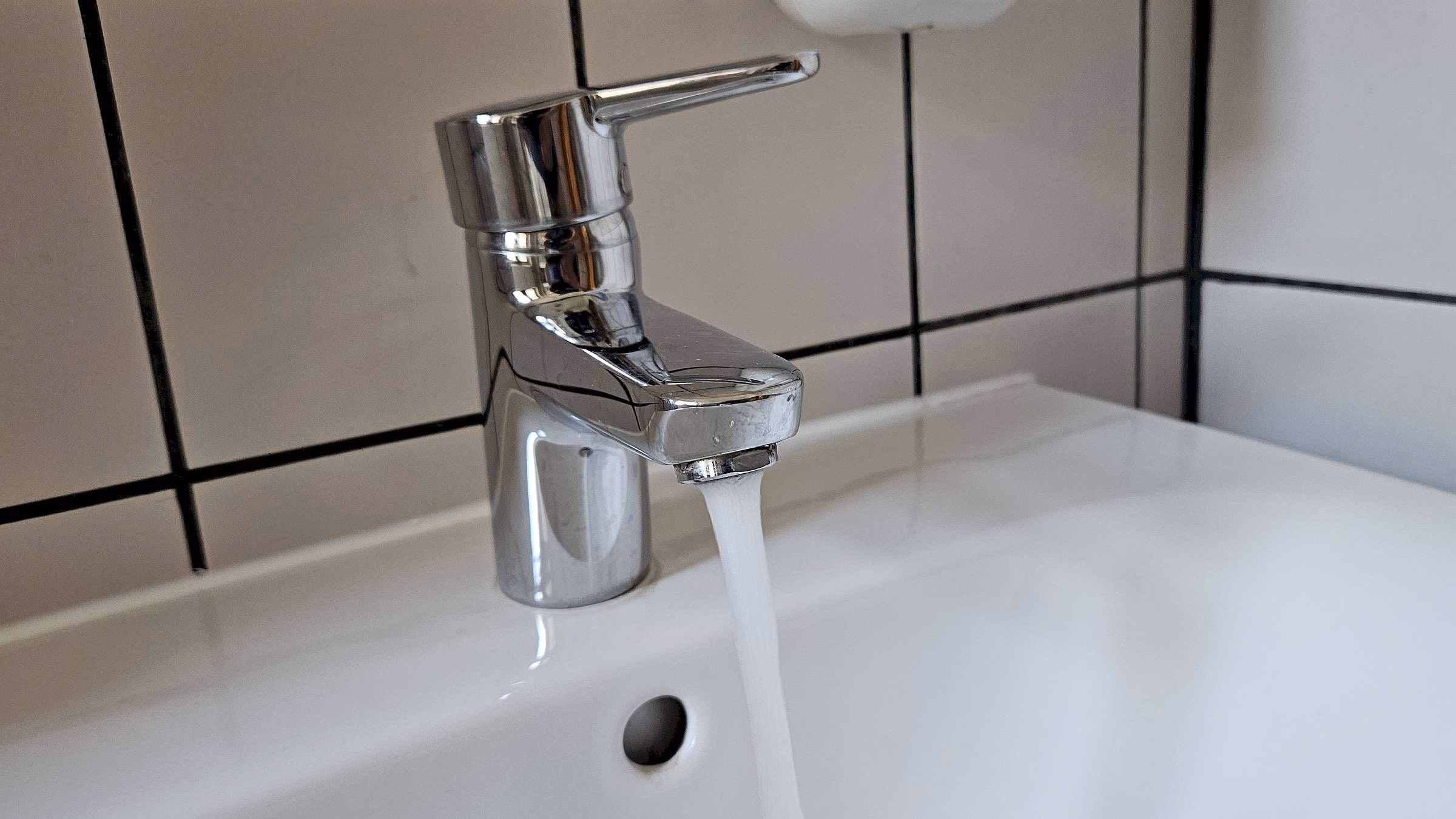 Wasserhahn nicht unnötig laufen lassen - Foto: J. Frintert