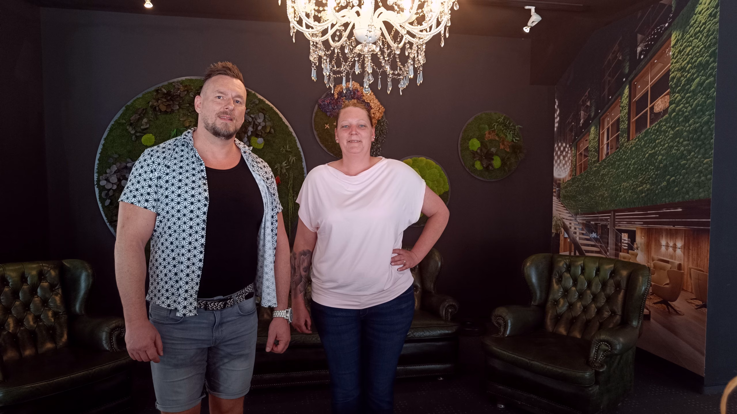 Im eleganten Büro des "LebensWert" trifft man das Team der Pflegedienstleitung. Mooskunstwerke zeugen von der Vergangenheit des Objekts als Showroom von "Moos.Moos". 