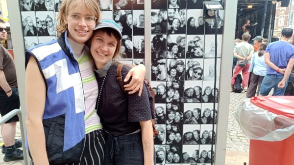 Jule und Frieda genießen das bunte Programm auf Sankt Pieschen. "Schön, dass sich hier so viele unterschiedliche Menschen treffen", sagen sie. Foto: S. Reichel