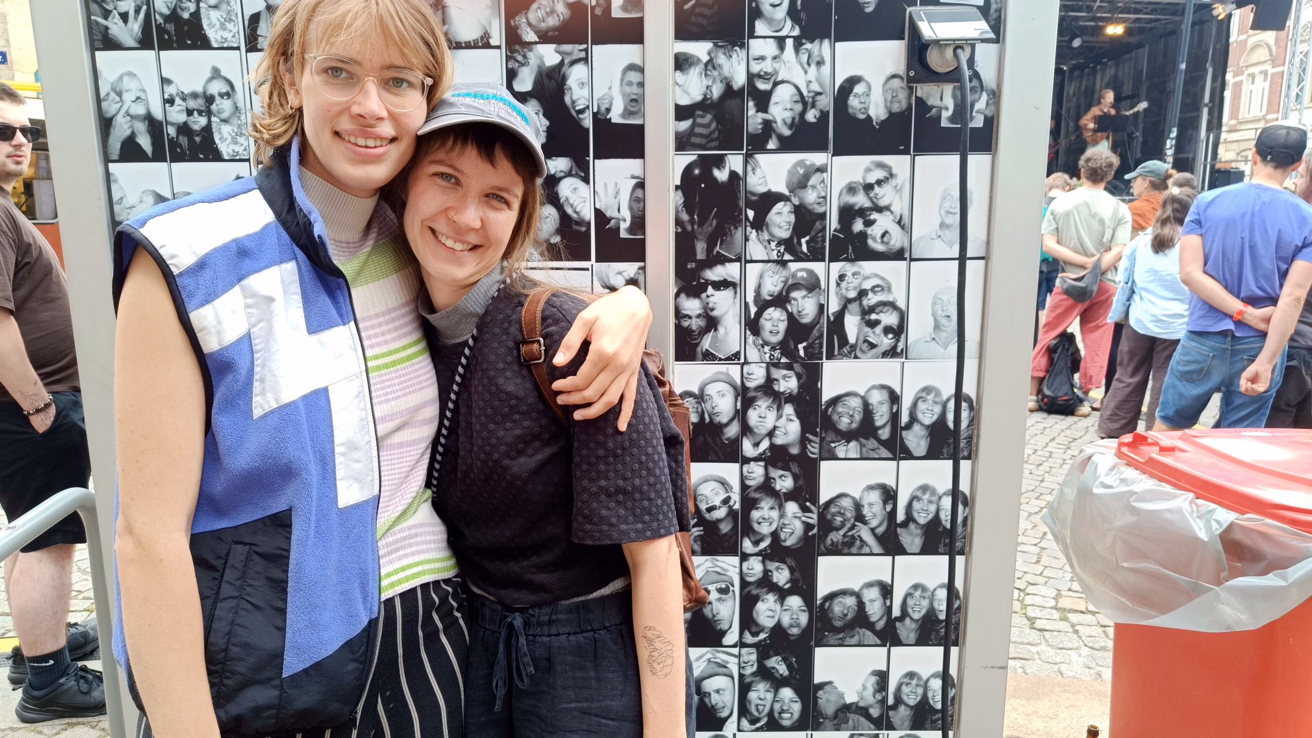 Jule und Frieda genießen das bunte Programm auf Sankt Pieschen. "Schön, dass sich hier so viele unterschiedliche Menschen treffen", sagen sie. Foto: S. Reichel