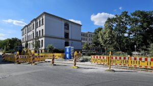 Sicherer zur Schule: Konkordienstraße wird bis Mitte August umgebaut Bagger, Bauzäune und ein Dixi-Klo: Vor der 8. Grundschule an der Konkordienstraße wird die Schulwegsicherheit verbessert. Foto: J. Frintert