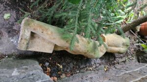 Kunst-Vandalismus in Trachau? Seitenblick umgestürzt Umgestürzter Seitenblick im Garten der Bildhauerin. Foto: K. Feindt Eißner