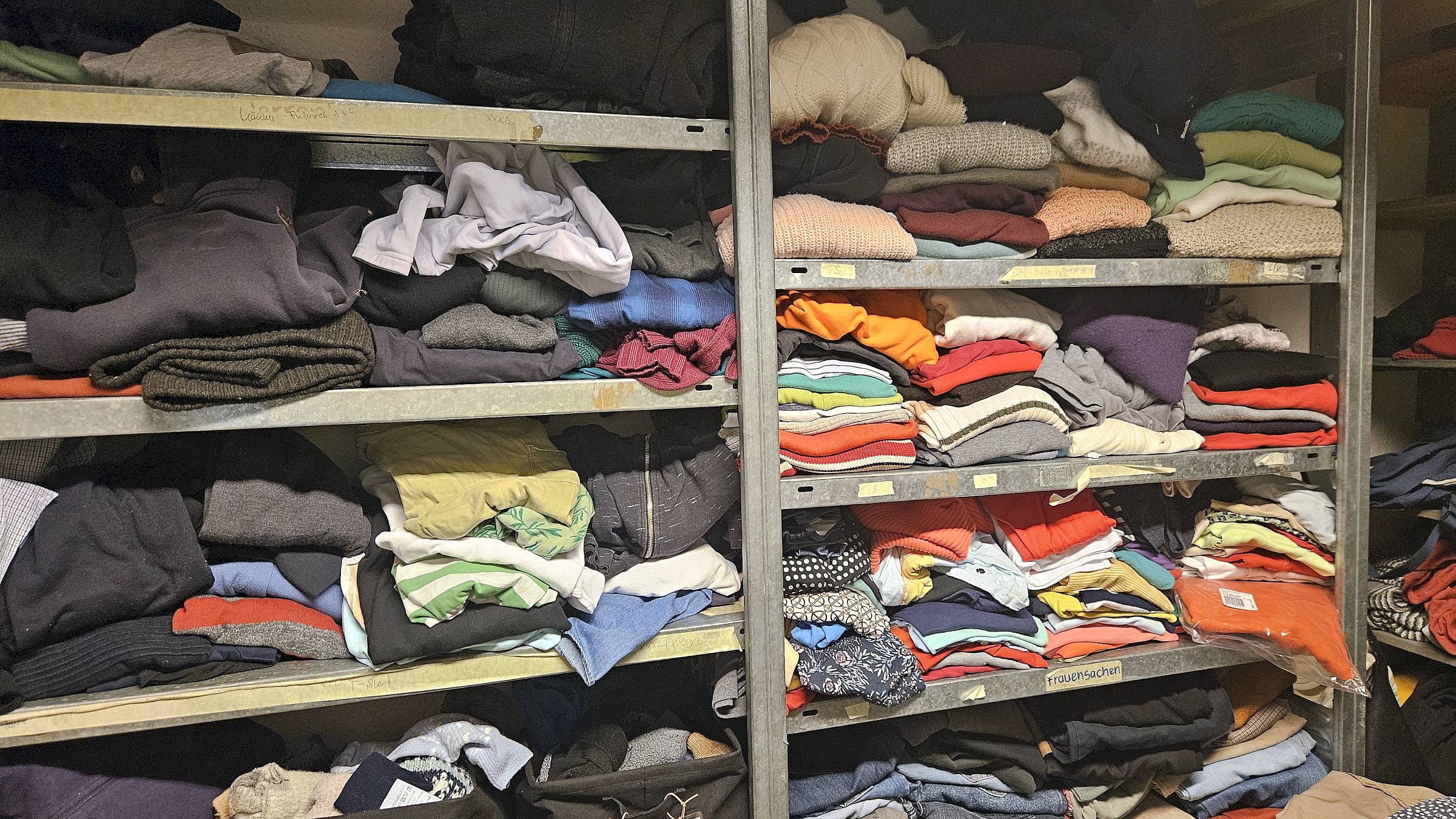Kleiderkammer im "Schorsch" - Foto: J. Frintert